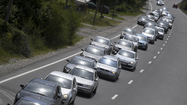 Mașini în coloană pe direcția de mers spre orașul Brașov, pe Drumul Național 1, în Breaza, pe 18 iulie 2020.
