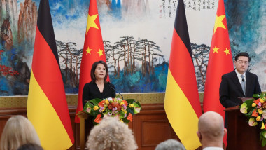 Ministrul de externe al Germaniei, Annalena Baerbock susține o declarație de presă comună cu omologul ei chinez Qin Gang la Beijing pe 14 aprilie 2023.