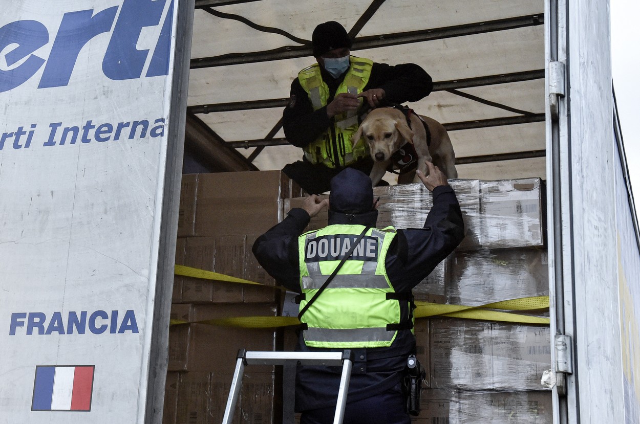 Un șofer român de camion a fost amendat cu un milion de euro după ce a fost oprit de polițiștii din Franța