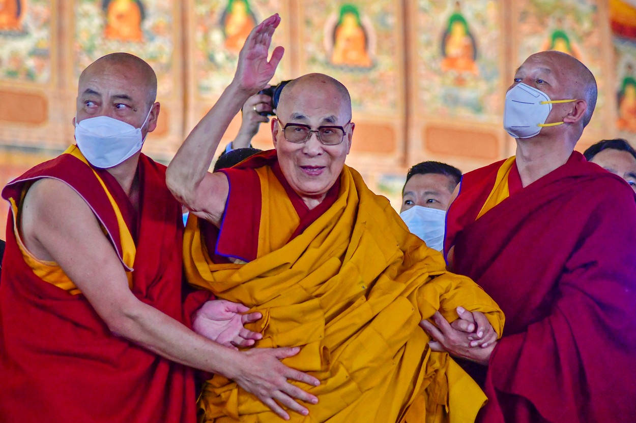 Șeful guvernului în exil al Tibetului îl apără pe Dalai Lama în scandalul copilului sărutat: S-a comportat cu inocența unui bunic