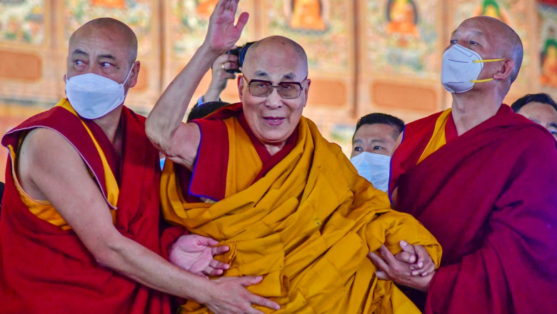 Dalai Lama saluta publicul în timpul unei prelegeri în Bodhgaya, India, pe 29 decembrie 2022.