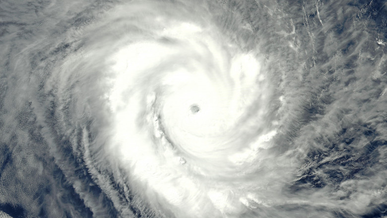 ciclon vazut din satelit