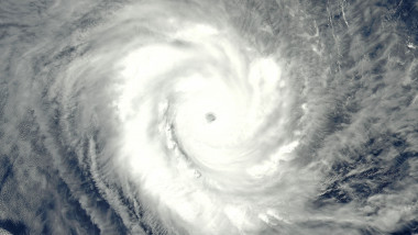 ciclon vazut din satelit