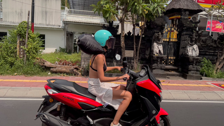 femeie imbracata sumat pe motocicleta in bali
