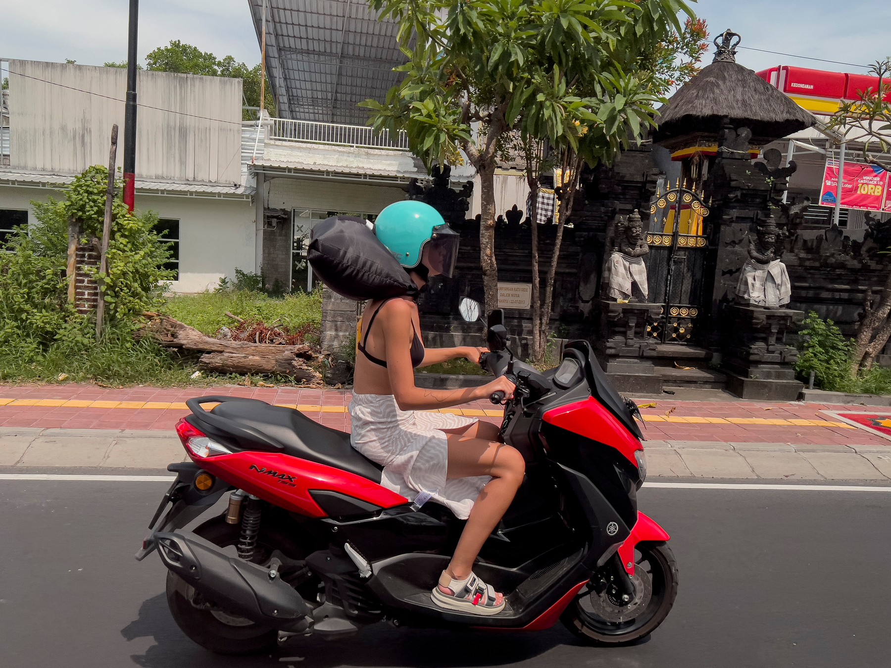 Bali s-a supărat pe străinii care se pozează goi în locuri sacre și vrea să impună o taxă pentru turiști