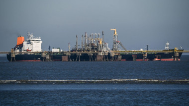 Un vas care transportă petrol din Rusia sosește în portul olandez Rotterdam pe 18 ianuarie 2023.