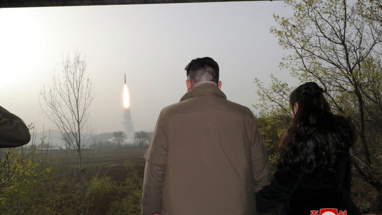 kim jong un si fiica sa ju ae la lansarea unei rachete intercontinentale