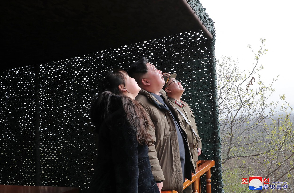 VIDEO & FOTO Kim Jong Un și-a adus fiica, soția și sora să asiste la lansarea unui nou tip de rachetă intercontinentală