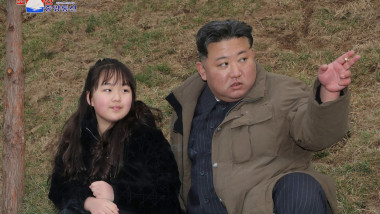 kim jong un si fiica sa ju ae la lansarea unei rachete intercontinentale