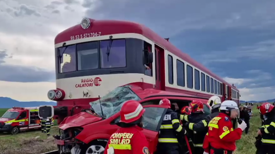 VIDEO. Mașină spulberată de tren între localitățile Cărpiniș și Prejmer. O persoană a fost descarcerată