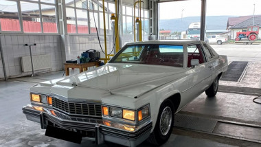 Un Cadillac Coupe DeVille din 1977, o emblemă a automobilelor americane, a ajuns la RAR Vaslui.