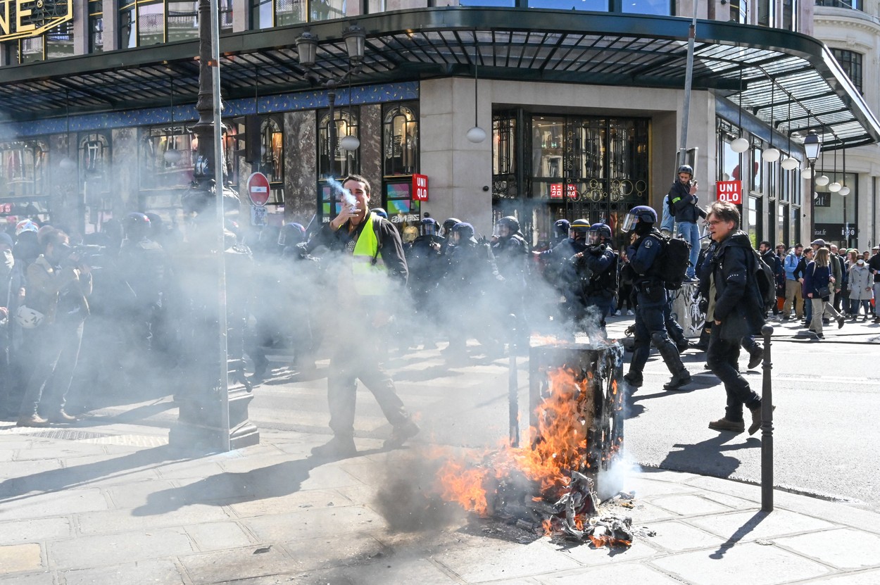 Vârsta de pensionare din Franța crește la 64 de ani. Proteste violente după decizia Consiliului Constituţional
