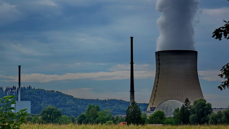 O coloană de fum iese dintr-un coș de răcire al centralei nucleare Isar 2, din Germania, pe 15 septembrie 2022.