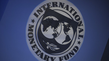 Logo-ul FMI pe ușa unui sediu al instituției din Washington, fotografiată pe 11 aprilie 2023.