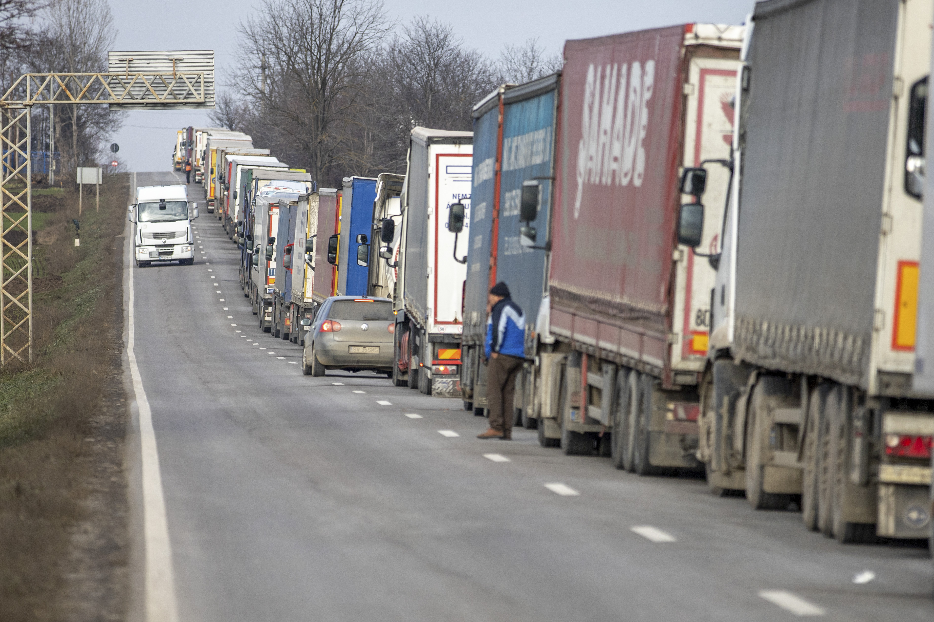 Șoferii ucraineni de camioane sunt nemulțumiți că așteaptă mult la Isaccea și întârzie acasă. Cer ca pe acolo să treacă doar TIR-urile