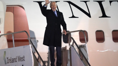Președintele american Joe Biden salută multimea de pe scara unui avion în Irlanda, pe 14 aprilie.