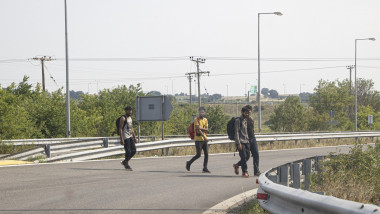 3 migranti pe sosea in grecia