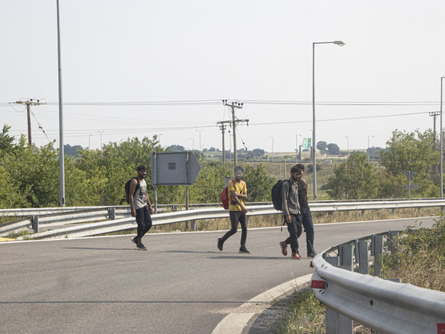 Τουλάχιστον πέντε νεκροί όταν μίνι λεωφορείο που μετέφερε μετανάστες έπεσε πάνω σε άλλο αυτοκίνητο στην Ελλάδα