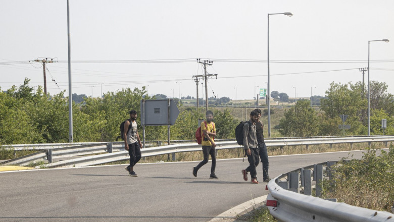 3 migranti pe sosea in grecia