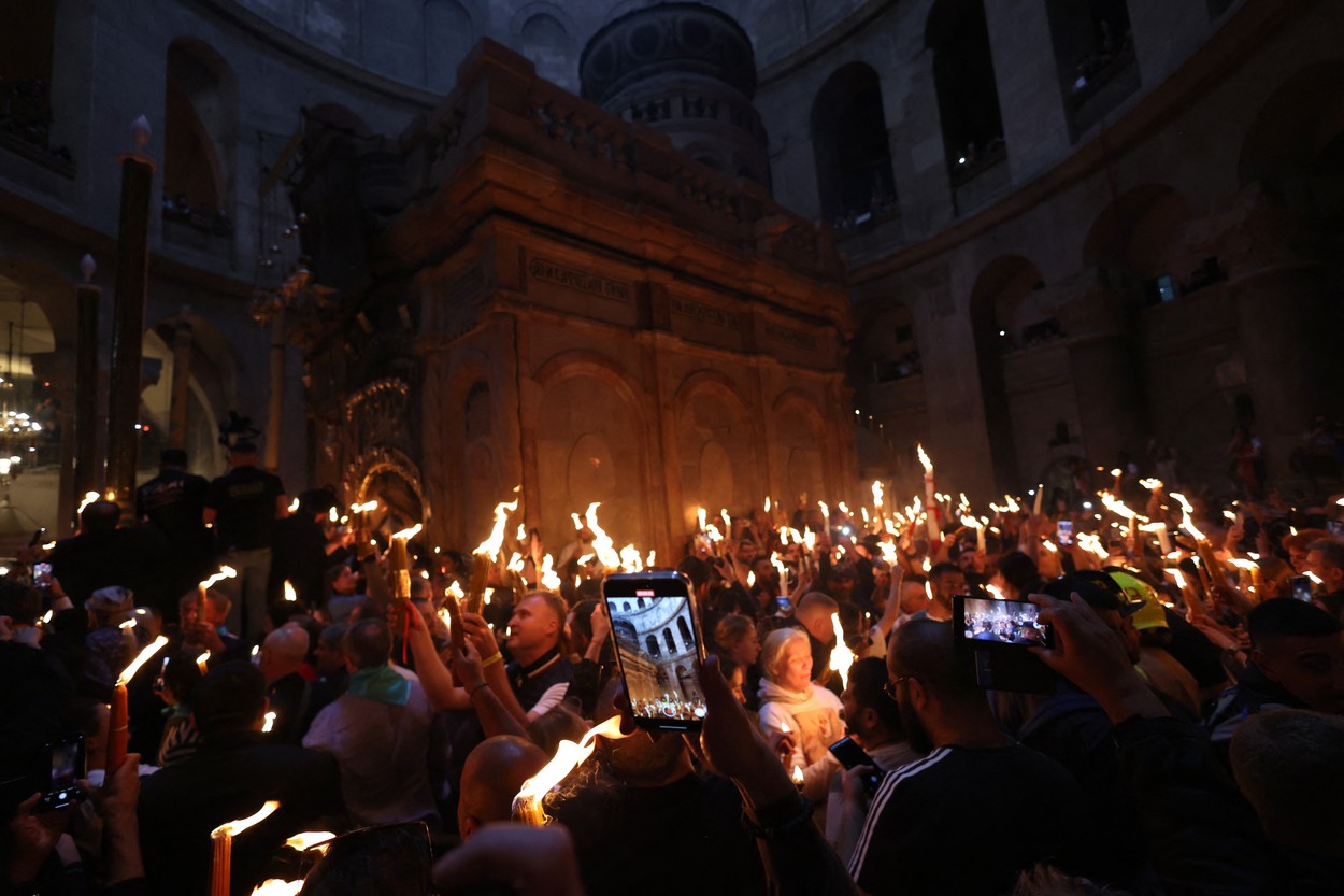 Sfânta Lumină va fi adusă astăzi în România de la Ierusalim. Care e planul de rezervă dacă situația din Orientul Mijlociu se complică
