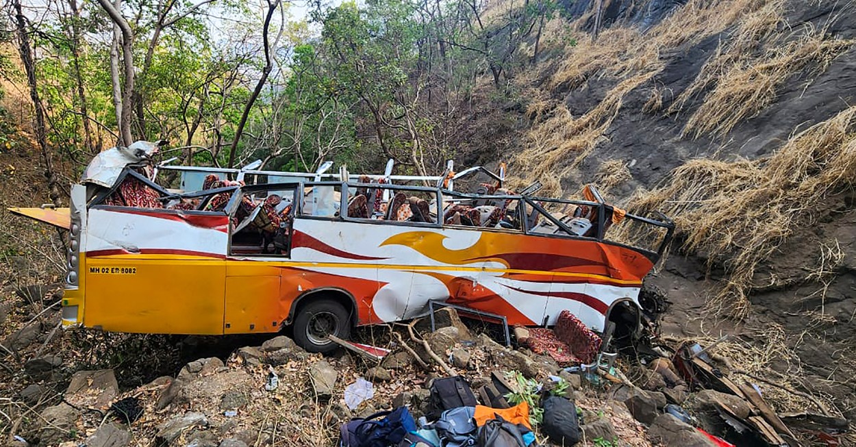 Treisprezece morți în India, după ce un autobuz care transporta un grup muzical a căzut într-o râpă