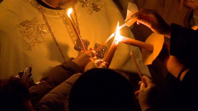 Lumina Sfântă de la Ierusalim a fost adusă în România și va ajunge în toate bisericile din țară