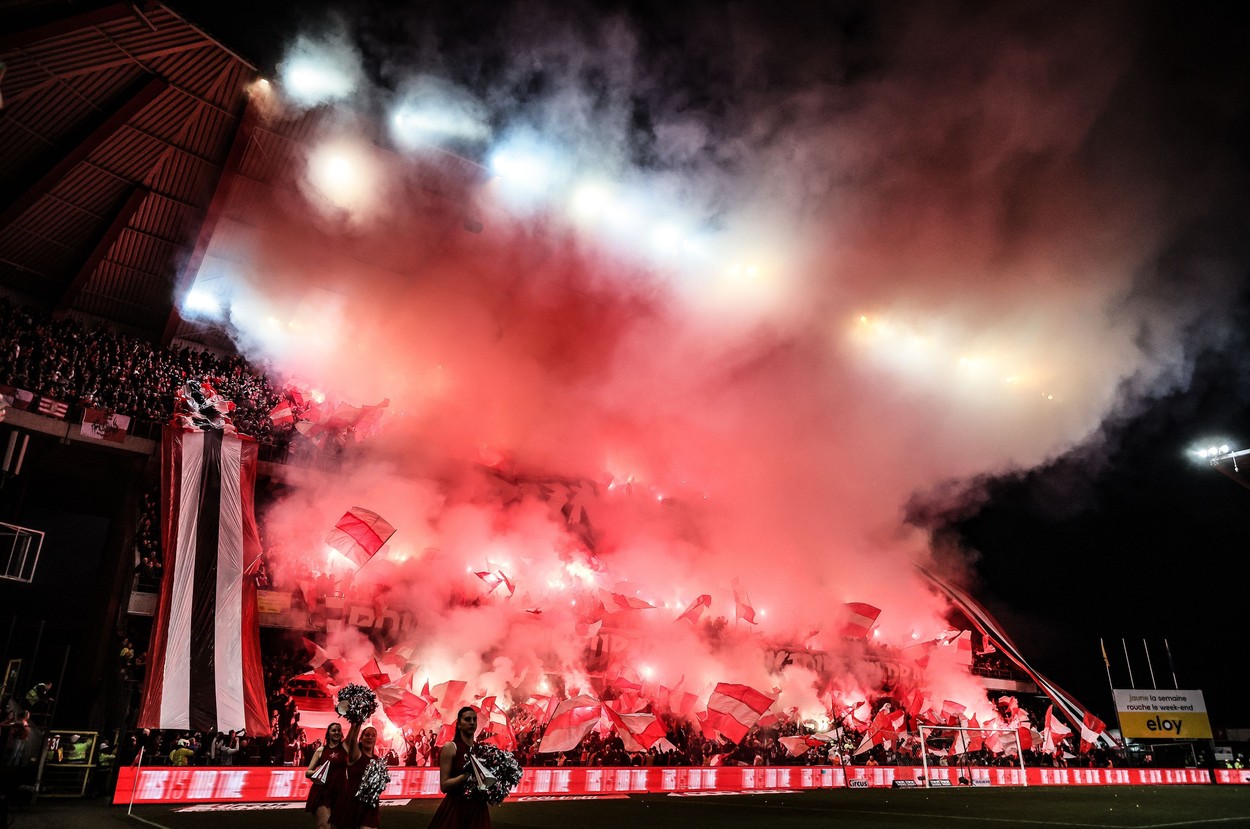 Gest sinistru la un meci de fotbal din Belgia: Suporterii echipei oaspete au aruncat cu şobolani morţi către fanii gazdelor