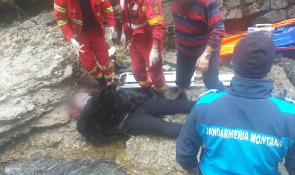 FOTO. Intervenție încheiată cu succes în Sâmbăta Mare, pentru salvarea unui bărbat căzut într-o prăpastie