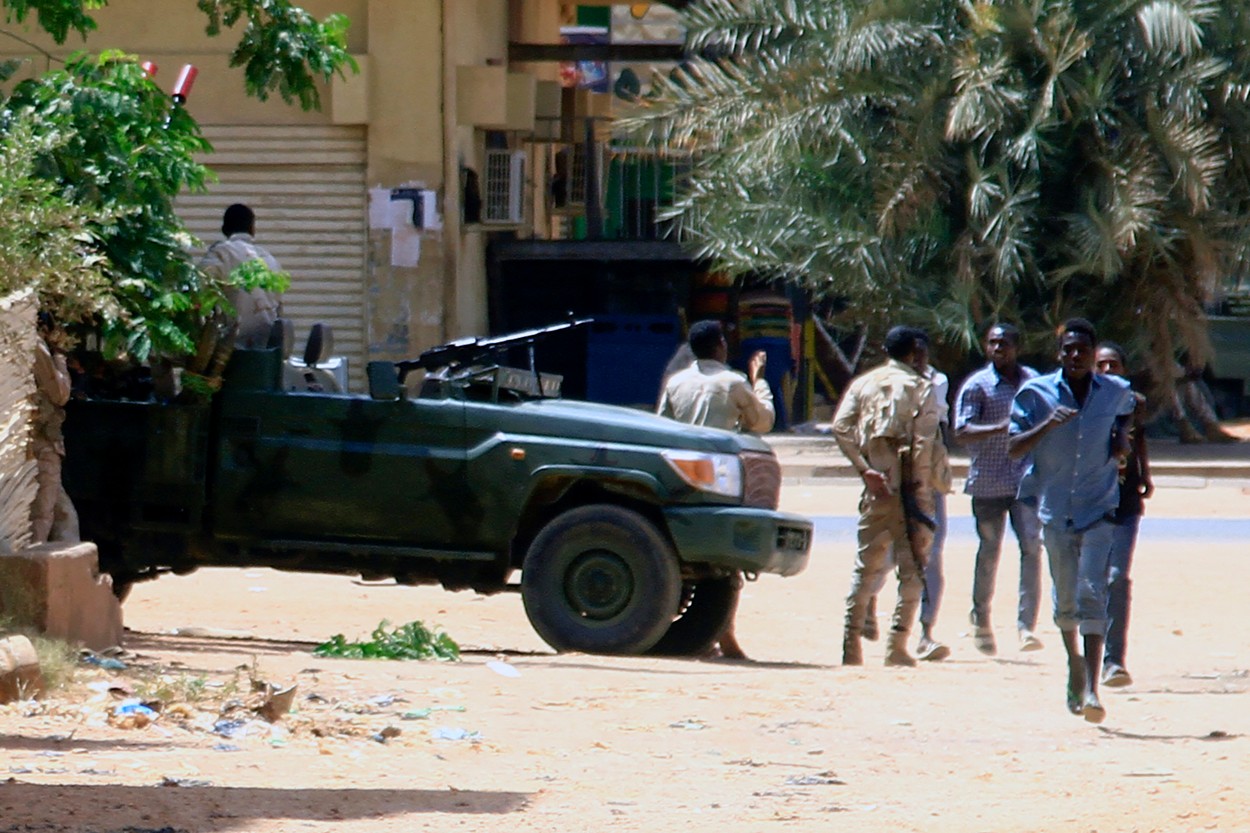 Lovitură de stat în Sudan. Sunt 56 de morți și sute de răniți. Luptele continuă între armată și gruparea paramilitară RSF
