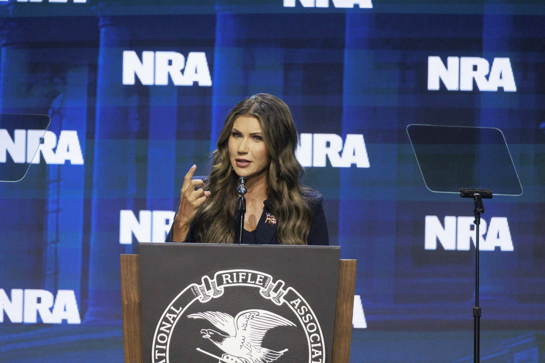 "Nepoata mea de doi ani are deja o pușcă și un pistol. Curând va avea nevoie de ele". Declarația halucinantă a unui guvernator american