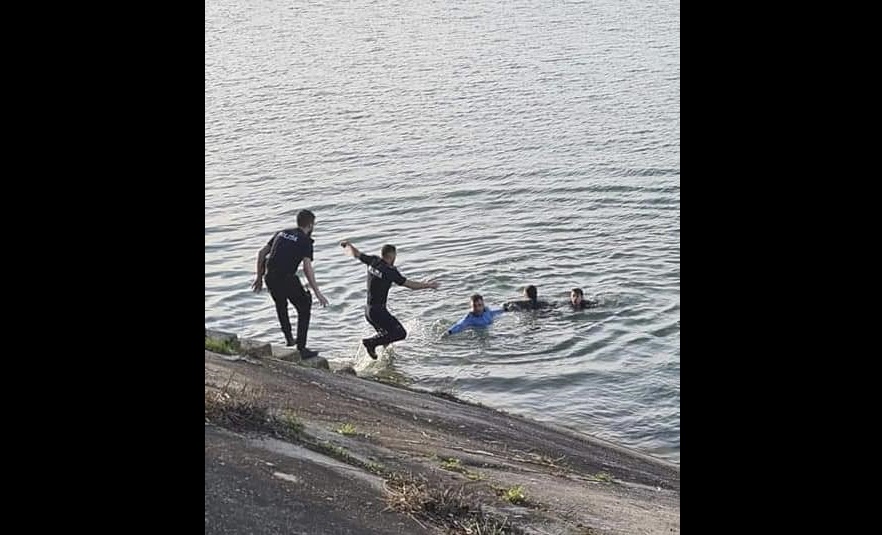 O femeie care a încercat să se înece în Lacul Morii din București a fost salvată de trei polițiști