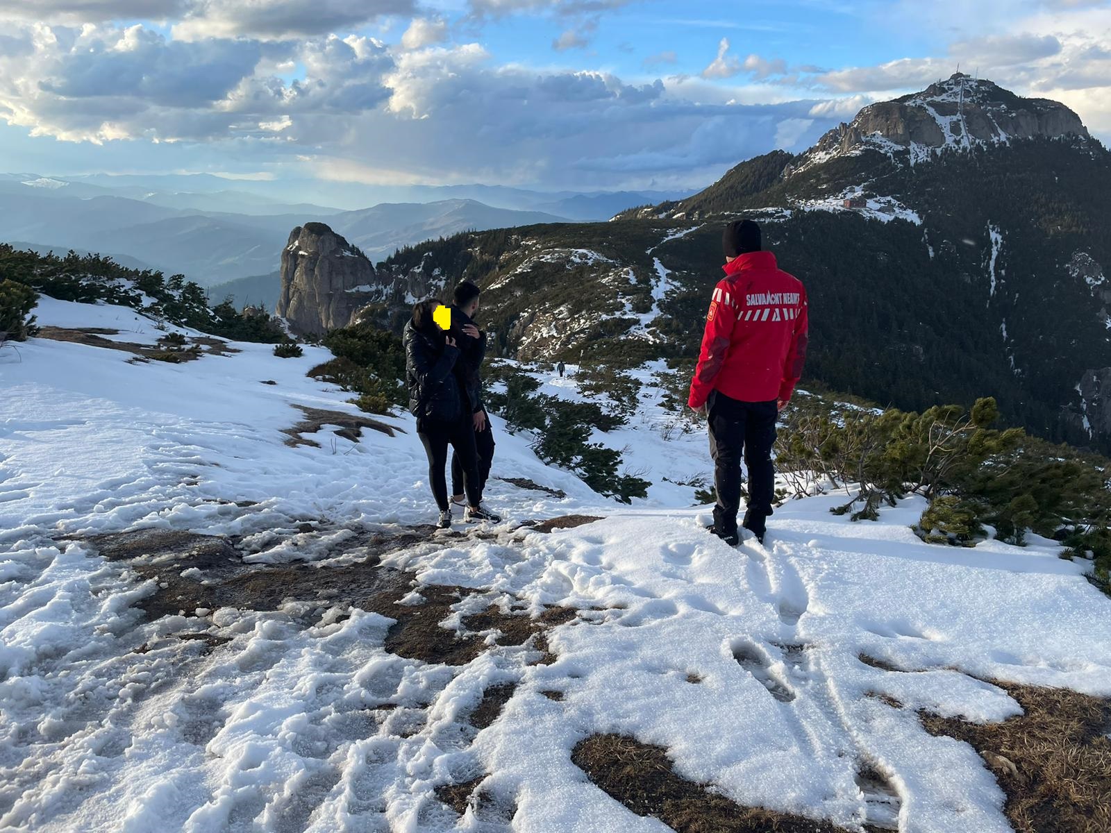 Doi turiști "în colanți și cu gleznele goale" s-au blocat în zăpadă la 2.000 de metri. Salvamontiștii i-au găsit înghețați, îmbrățișați