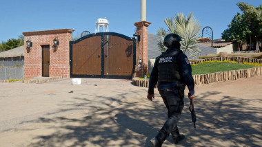 Un polițist mexican patrulează cu o armă lângă vila traficantului Ovidio Guzman pe 7 ianuarie 2023.