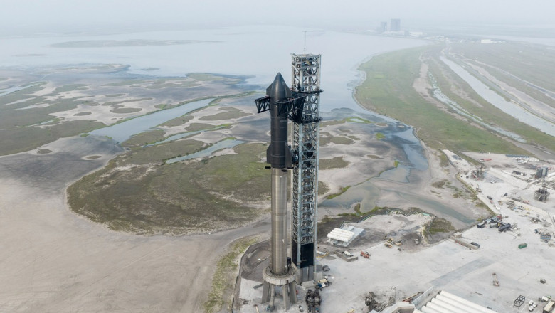 Racheta Starship realizată de compania SpaceX este montată la o bază din Texas, pe 6 aprilie 2023.