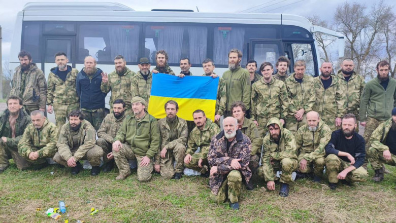 prizonieri ucraineni in uniforma si cu steaguri, eliberati de rusi, poza de grup
