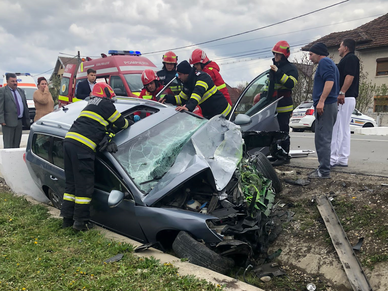Accident grav pe DN 66, în Gorj. Şapte persoane au fost rănite după impactul puternic dintre 3 mașini