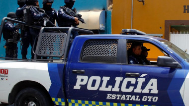 politisti din mexic intr-o masina de teren