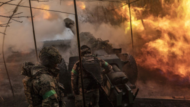 Ukrainian soldiers of the 80th brigade firing artillery in the direction of Bakhmut