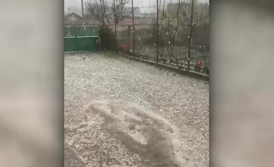 După ce grindina le-a distrus grădinile, mai mulți bărbați din Teleorman au făcut haz de necaz și au pus berea la rece în gheața căzută