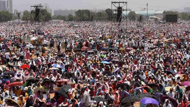 Sute de mii de oameni s-au adunat la un eveniment de premiere a activiștilor sociali lângă Mumbai, India, pe 15 aprilie 2023.