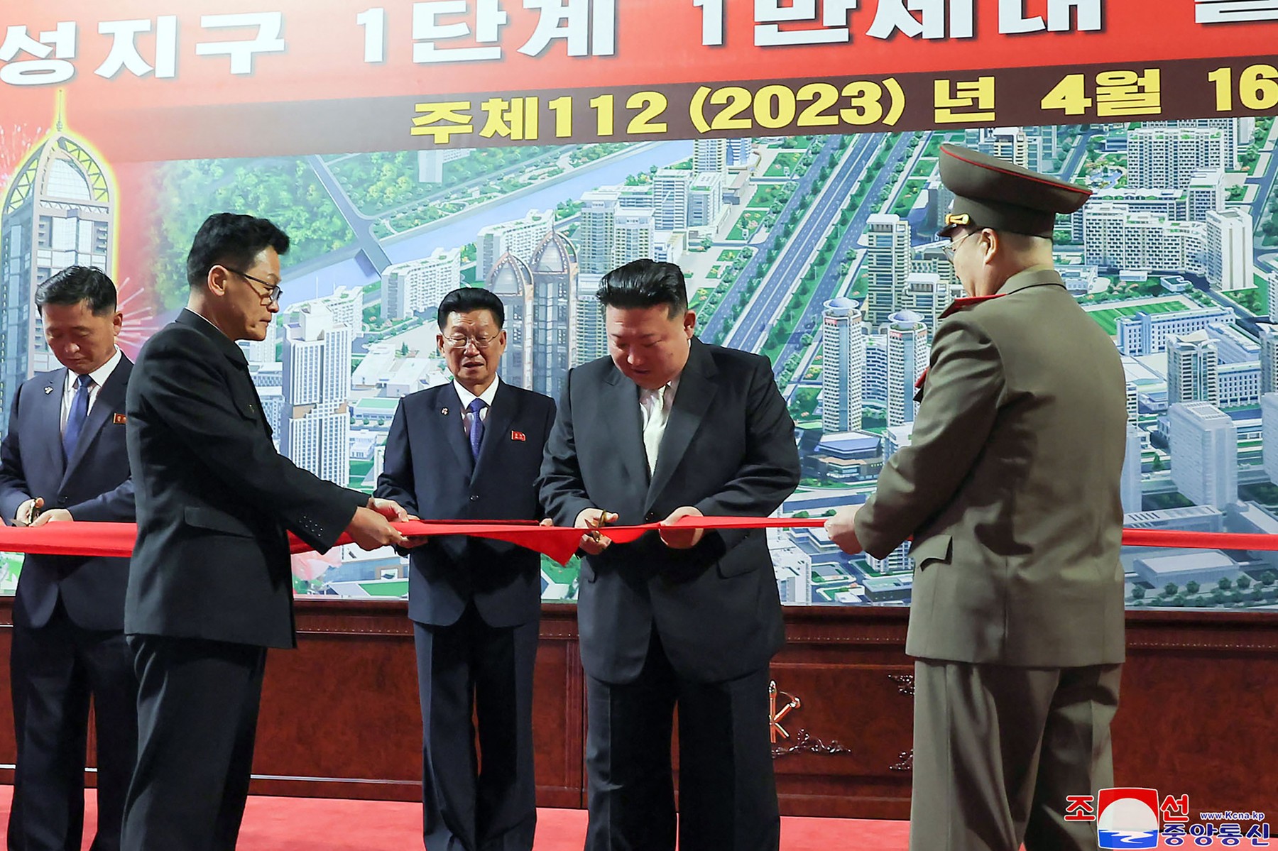 Kim Jong Un a tăiat panglica pentru 10.000 de apartamente noi pe "bulevardul luxos al socialismului, plin cu oameni fericiți"