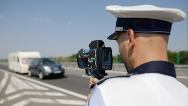 Un polițist folosește radarul mobil pe Autostrada Soarelui, marți 10 august 2021.