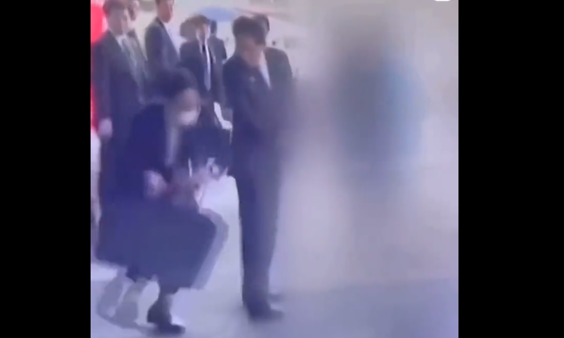 Momentul în care premierul Japoniei este salvat de o gardă de corp de o presupusă tentativă de asasinat