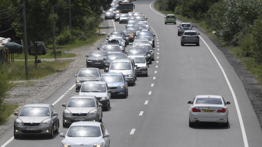 Mașini în coadă pe direcția de mers spre orașul Brașov, pe Drumul Național 1, în Breaza, pe 18 iulie 2020.