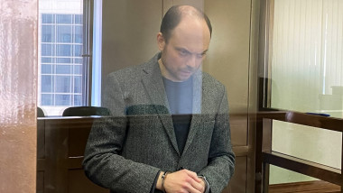 Vladimir Kara-Murza stă în boxa acuzaților în timpul procesului său pentru trădare la Moscova, pe 17 aprilie 2023.