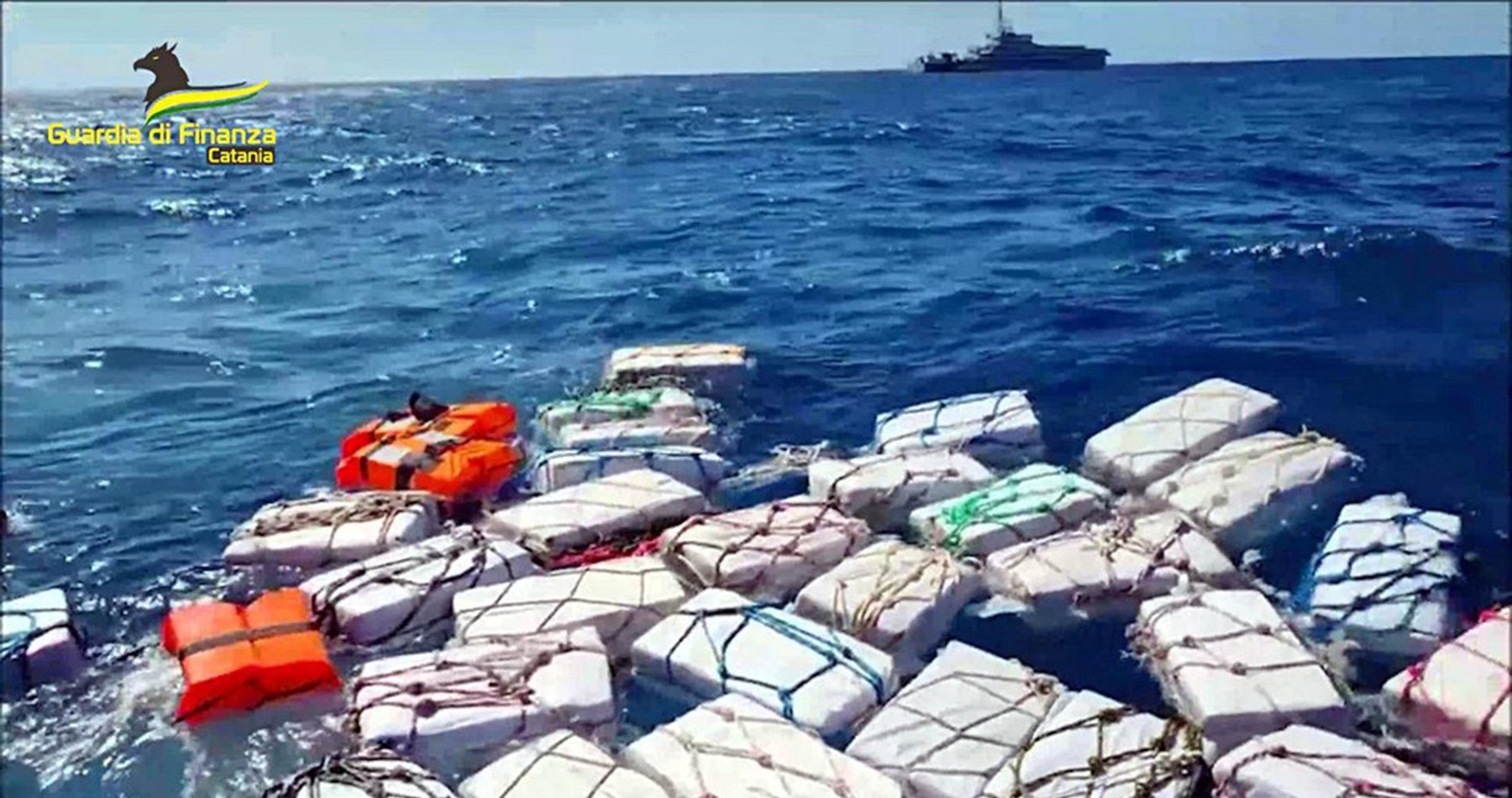 Două tone de cocaină, capturate în Marea Mediterană. Drogurile erau ambalate în pachete ce pluteau în largul Siciliei