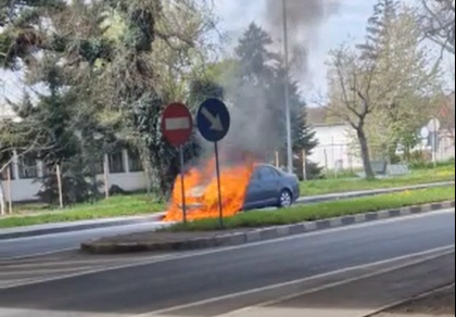 O mașină a luat foc în mers, în Arad. Șoferul a oprit la timp și a ieșit din autoturism