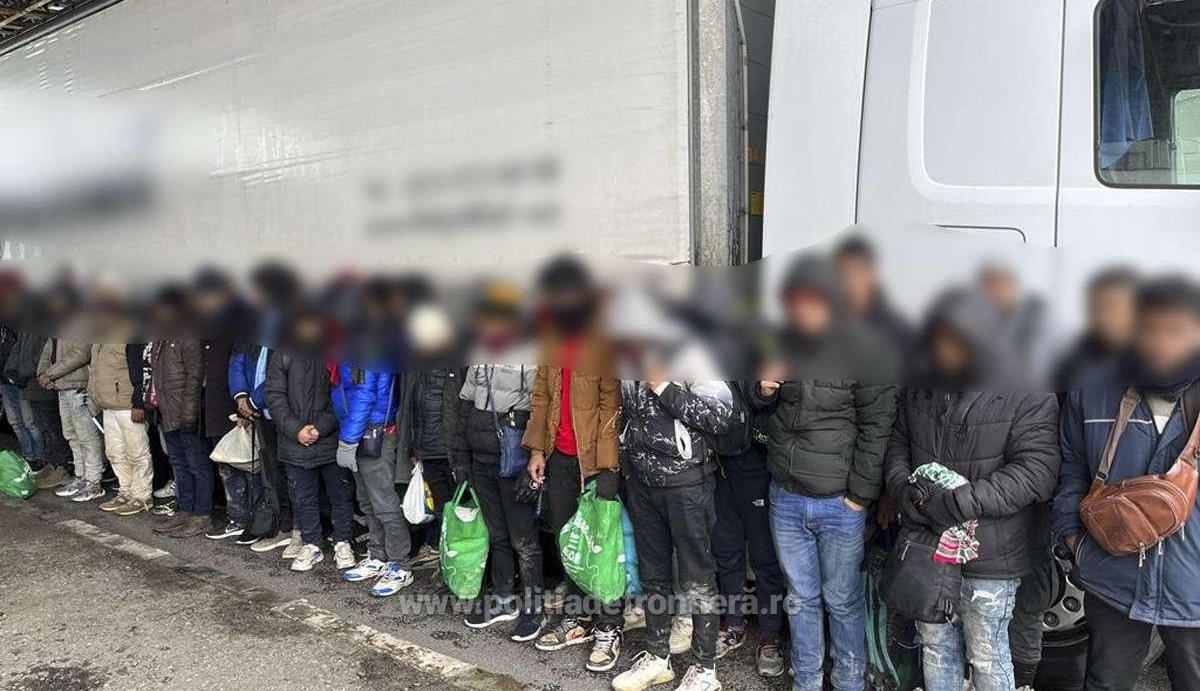 115 migranţi care încercau să iasă ilegal din țară, opriți la vama Nădlac. Unii erau ascunși în mașini transportate pe platformă