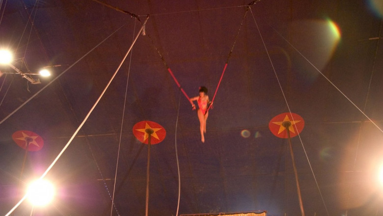 acrobata in timpul unui spectacol la trapez