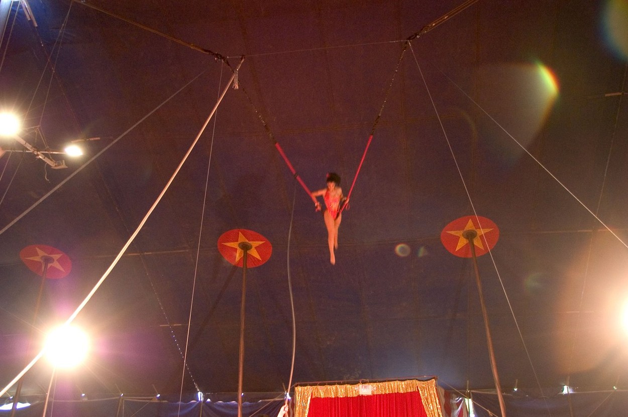 O acrobată din China a căzut de la înălțime în timpul unui spectacol la trapez și a murit. Partenerul ei nu a reușit să o prindă